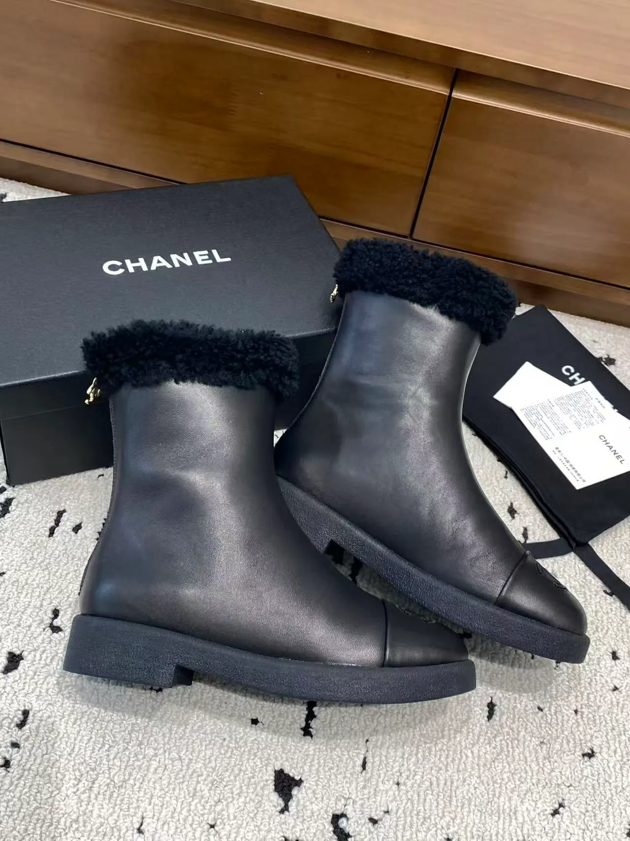 👟👟Ex-factory price 700👟👟 🍀Chanel 2025 autumn and winter furry snow boots. Chanel new autumn and winter genuine wool slippers and boots. Xiaoxiang’s 2025 autumn and winter most beautiful snow boots. Classic, beautiful and warm snow boots❤️Super warm! It's enough to have it this winter, it's really beautiful and fairy~ Materials and craftsmanship: The upper is made of custom sheepskin/wool/sheepskin, and the inner pads are all made of wool. It feels very soft and comfortable! The sole is the original TPU outsole Size: 35-39 (40.41 customized, non-refundable)